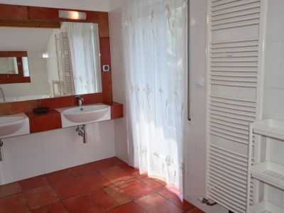 łazienka z dwoma umywalkami z balkonem z widokiem na Skrzyczne